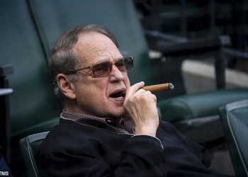 Vlasnik White Soxa Jerry Reinsdorf koji će biti smješten zbog misterioznog pucanja 2023. koji su ozlijedili dva obožavatelja