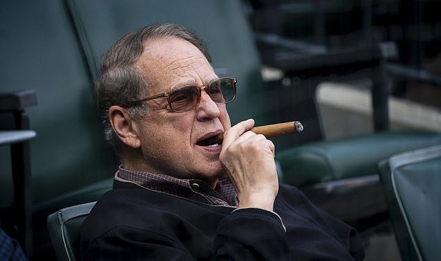 Vlasnik White Soxa Jerry Reinsdorf koji će biti smješten zbog misterioznog pucanja 2023. koji su ozlijedili dva obožavatelja