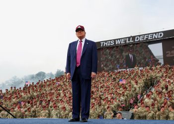 Vojnici Fort Bragg -a iza Trumpa tijekom govora pregledani su na odanost i izgled, izvještaj kaže: “Nema debelih vojnika”