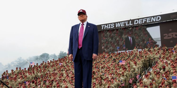 Vojnici Fort Bragg -a iza Trumpa tijekom govora pregledani su na odanost i izgled, izvještaj kaže: “Nema debelih vojnika”