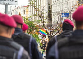 Vojnik pogodi policajca s protetskim udom na gay paradi u Kijevu – vlasti – RT Rusija i bivši Sovjetski savez