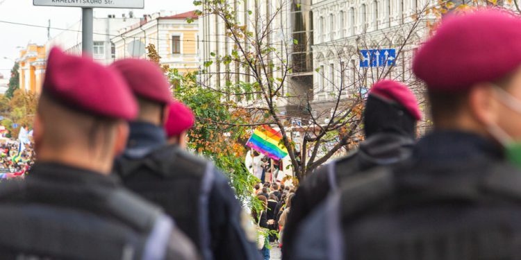 Vojnik pogodi policajca s protetskim udom na gay paradi u Kijevu – vlasti – RT Rusija i bivši Sovjetski savez