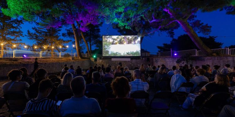 Volite horore? U Ljetno kino Bačvice večeras stiže španjolsko “Proganjanje”