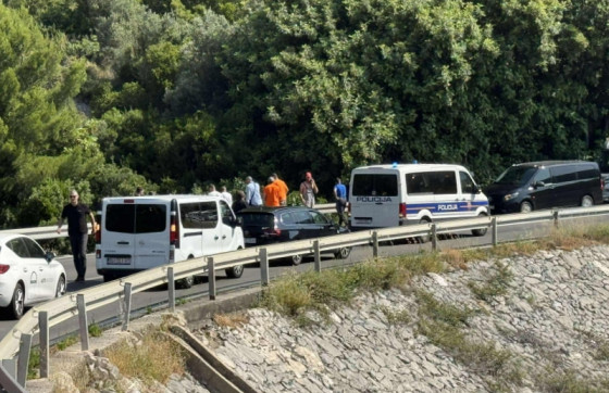 Vozilo sletjelo s ceste kod Brsečina (FOTO)