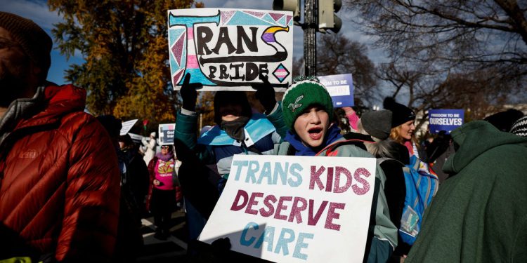 Vrhovni sud otvara vrata za ‘neispričanu štetu’ podržavajući zabranu roda koji potvrđuju rod za trans mlade, upozoravaju liberalni suci