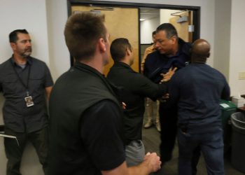 Washington eruptira nakon što su agenti lisice demokratski senator na konferenciji za novinare DHS -a