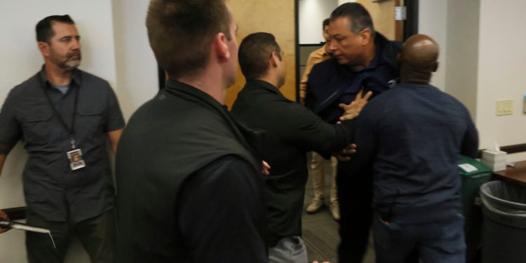 Washington eruptira nakon što su agenti lisice demokratski senator na konferenciji za novinare DHS -a