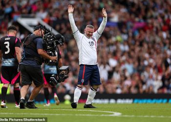 Wayne Rooney pravi povijest nogometne pomoći kao Man United Legend, 39, povratak godinama postižući na The Stretford End u dobrotvornom meču