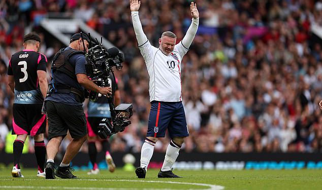 Wayne Rooney pravi povijest nogometne pomoći kao Man United Legend, 39, povratak godinama postižući na The Stretford End u dobrotvornom meču