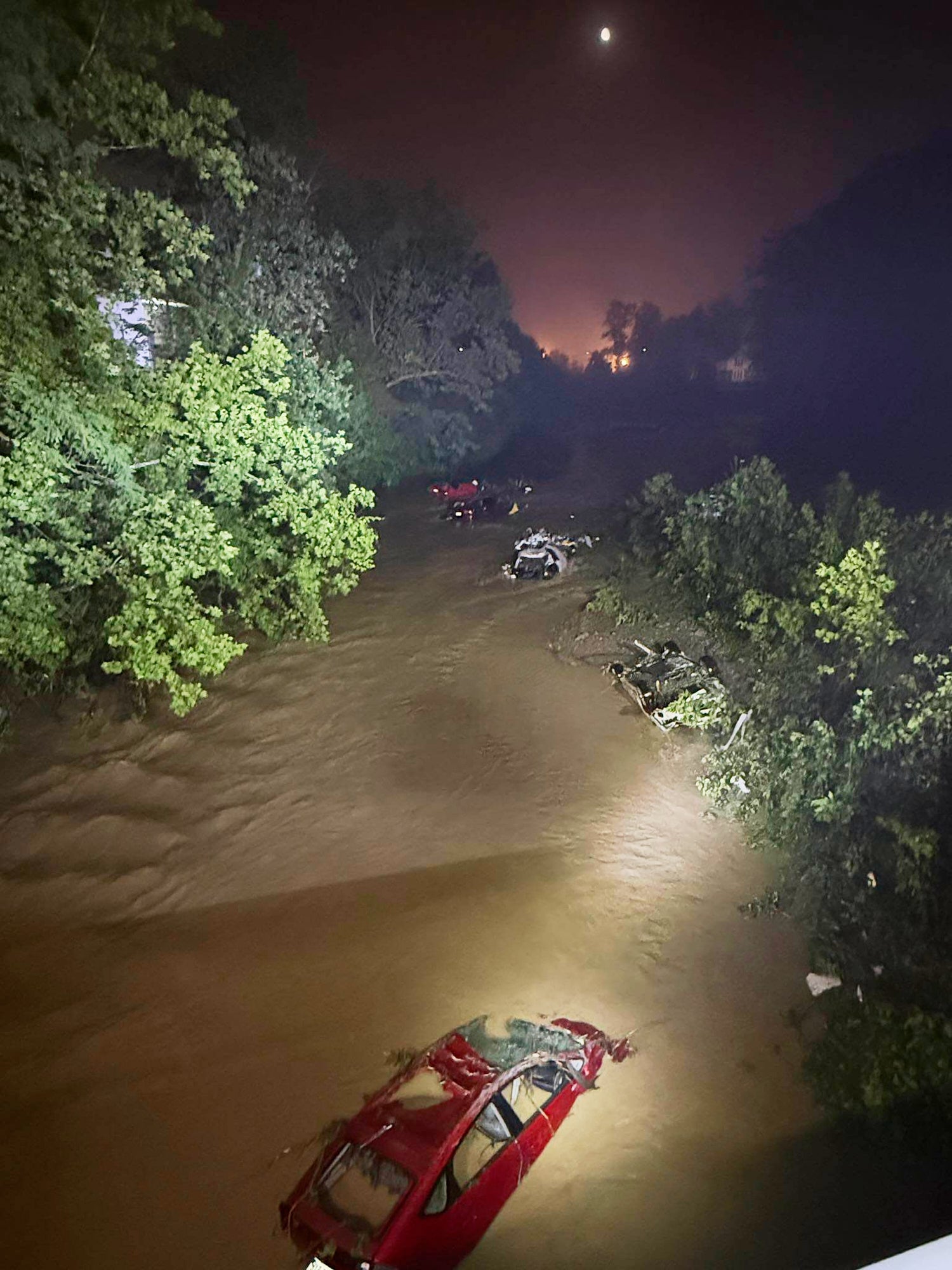 Slika koju je pružila vatrogasna postrojba Wheeling West Virginia prikazuje automobile koji sjede u potopljenim vodama nakon poplava bljeskalica