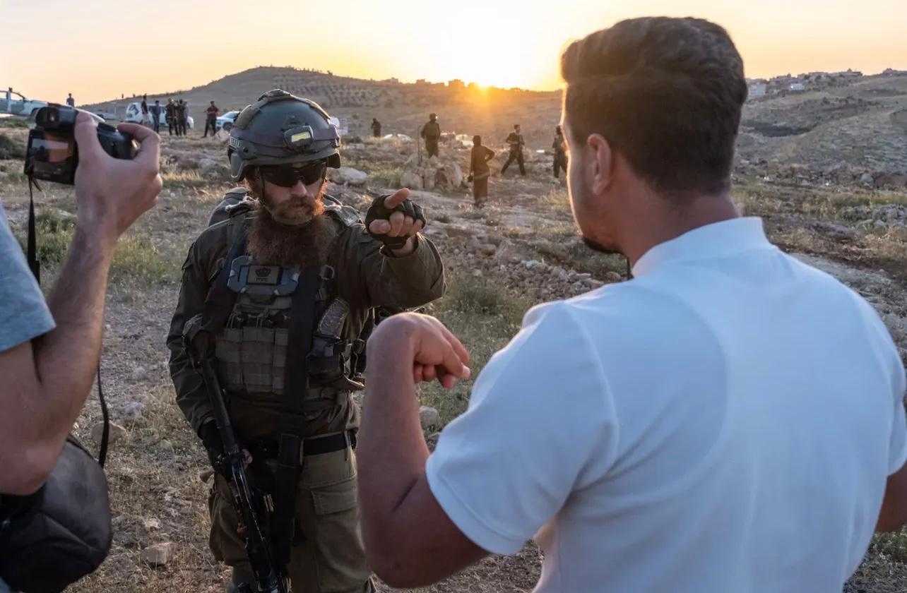Palestince redovito uklanjaju iz svoje zemlje izraelske trupe, koje kažu da pripada vojsci. Mohammad Hesham Huraini je prikazan (R)