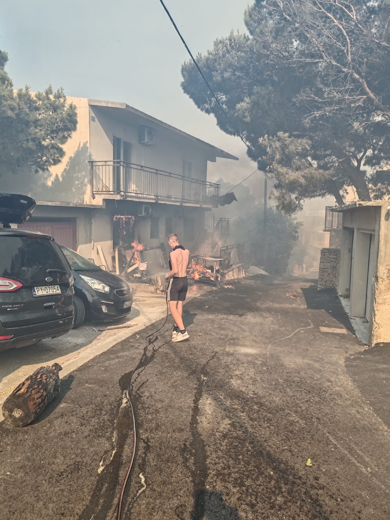 Stanovnici tvrde: "Piroman na motoru podmeće požare!"