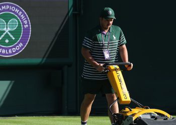 Wimbledon 2025 Live: Posljednji teniski rezultati i postavljena ažuriranja kao Carlos Alcaraz, Emma Raducanu i Katie Boulter u akciji najtoplijeg dana-s upozorenjem koje je poslano navijačima u redu čekanja