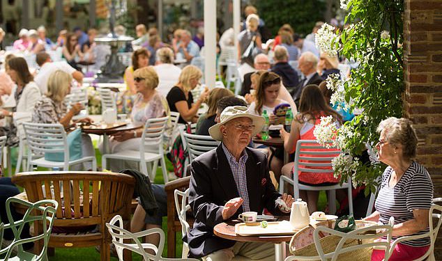 Wimbledon zabrani navijačku hranu s jelovnika i zamijenite je ‘srušenim graškom’ zbog straha da uništava planetu – prema Alanu Titchmarsh -u
