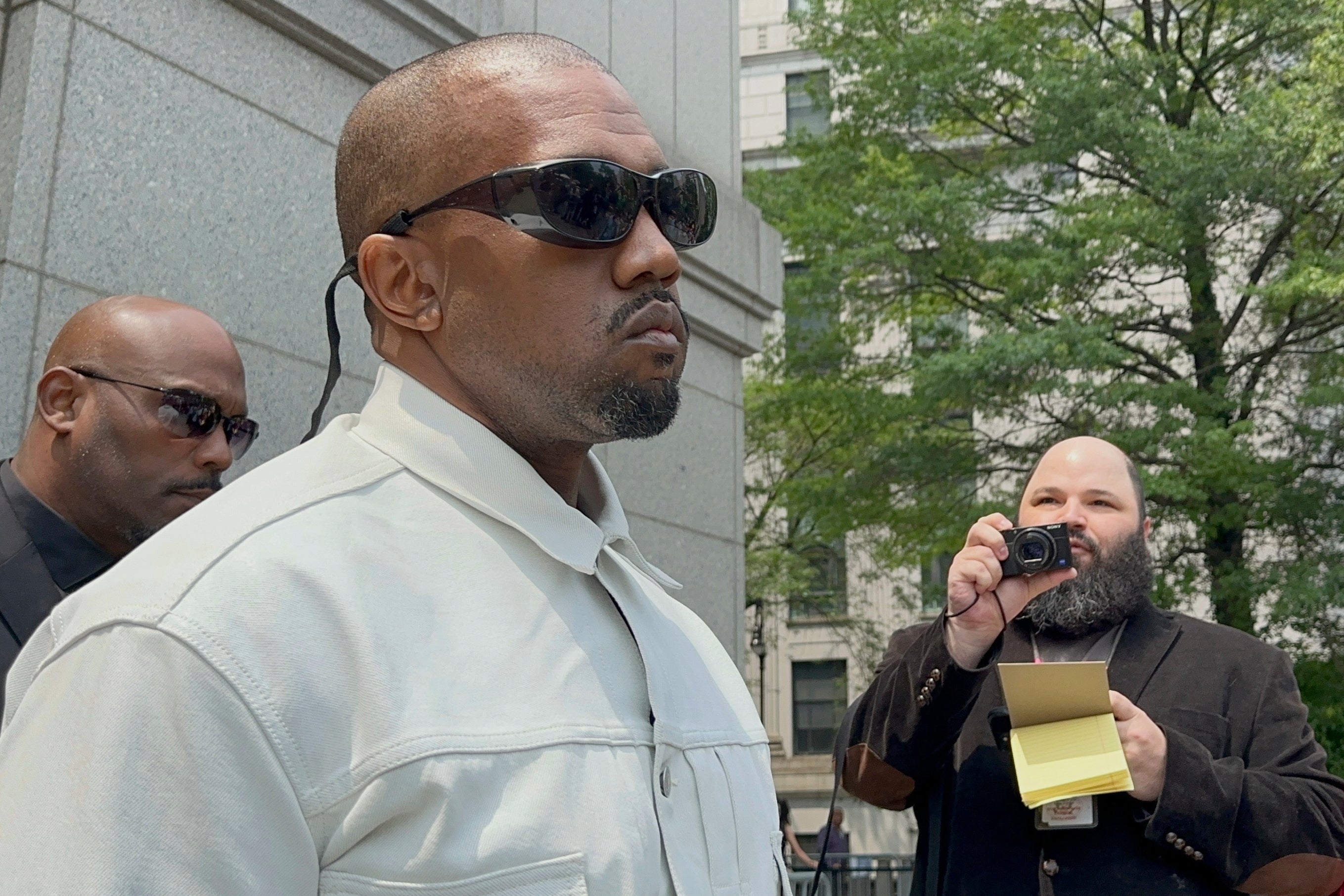 Ye, reper ranije poznat kao Kanye West, napušta savezni sud tijekom suđenja Seanu