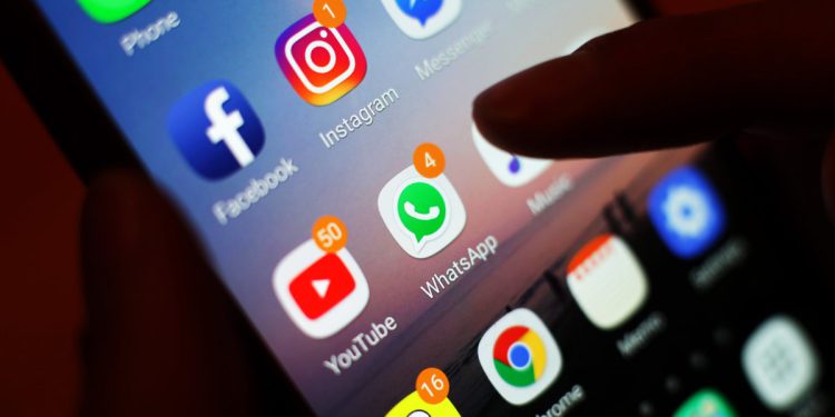 Zabranite pametne telefone u školama, rekao je Starmer – od strane zemlje koja je to učinila