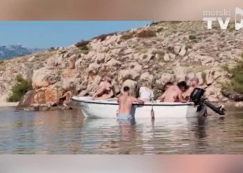 Zadarska policija istražuje osobe koje su se s pivama u rukama nasukale na plažu s djecom kod Vinjerca