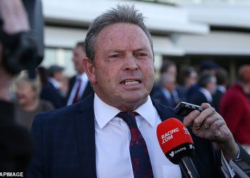 Zajednica konja utrka ljuljala se tragičnim naglim prolaskom trenera Robbieja Laing -a