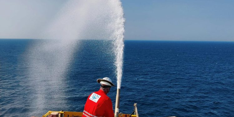 Zapalio se brod s 3000 vozila: "Ostavljen je da pluta Pacifikom!"