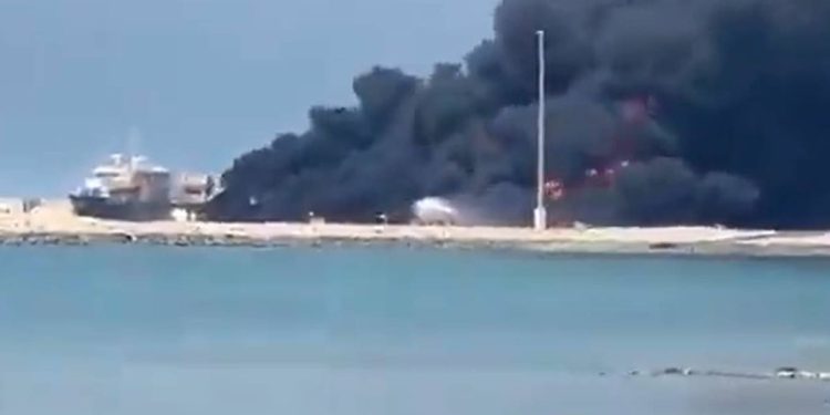 Zapalio se brod s metanolom u Iranu