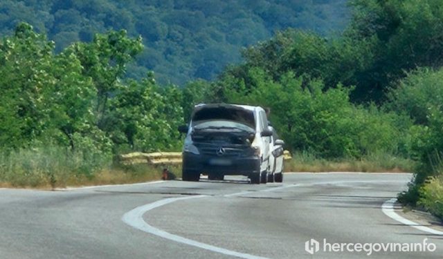 Zapalio se kombi na cesti Mostar – Nevesinje