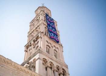 Zastava Hoda za život na zvoniku sv. Duje – Split domaćin večerašnjeg Hoda za život