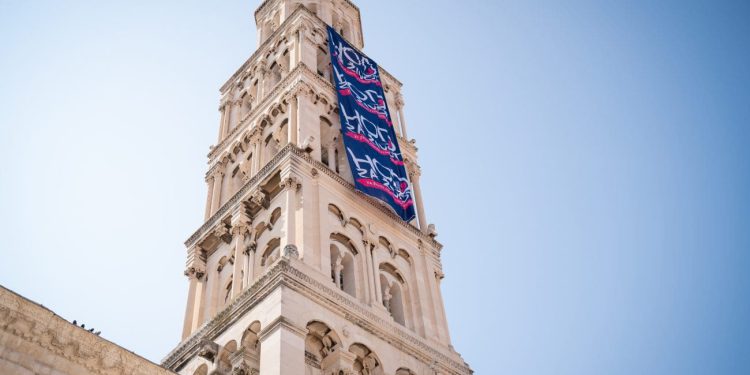 Zastava Hoda za život na zvoniku sv. Duje – Split domaćin večerašnjeg Hoda za život