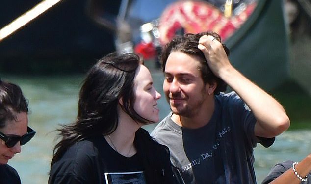 Zašto Billie Eilish prelazi novog dečka na dodirnom putovanju u Veneciji nakon što je proglasio lezbijsku afinitet: Prijatelji otkrivaju višegodišnju tajnu obveznicu