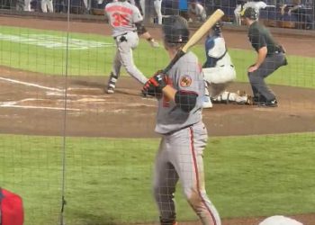 Zastrašujuće scene na MLB igri kao Tampa Bay Rays bacač lovac Bigge udario je u glavu za loptu od 105mph