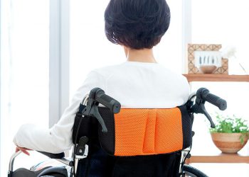 Ženska kći vezana za invalidska kolica žuri da je brani na dječjem meču – i navodno se toliko udara u lice da je morala biti hospitalizirana