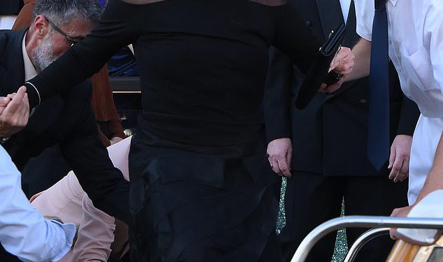 Živi svoj najbolji život! Deborra -Lee Furness smanjuje moderan figura u Veneciji dok pohađa raskošno vjenčanje Lauren Sanchez i Jeff Bezos – nakon što je dovršio razvod od Hugha Jackmana