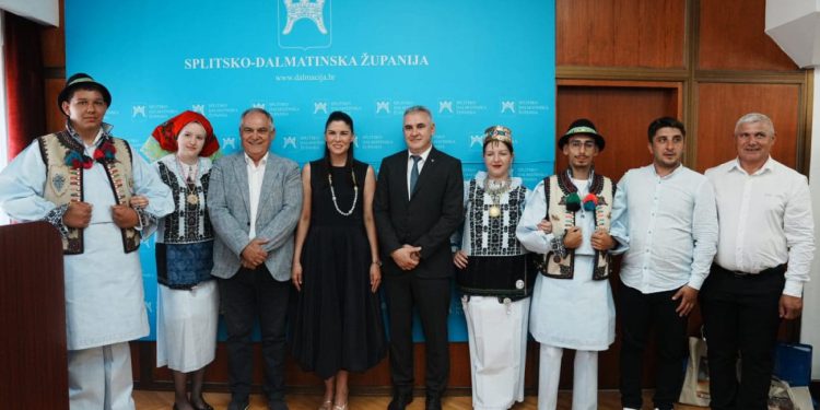 Župan i dogradonačelnica ugostili Hrvate iz Rumunjske: “Čuvaju baštinu unatoč izazovima”