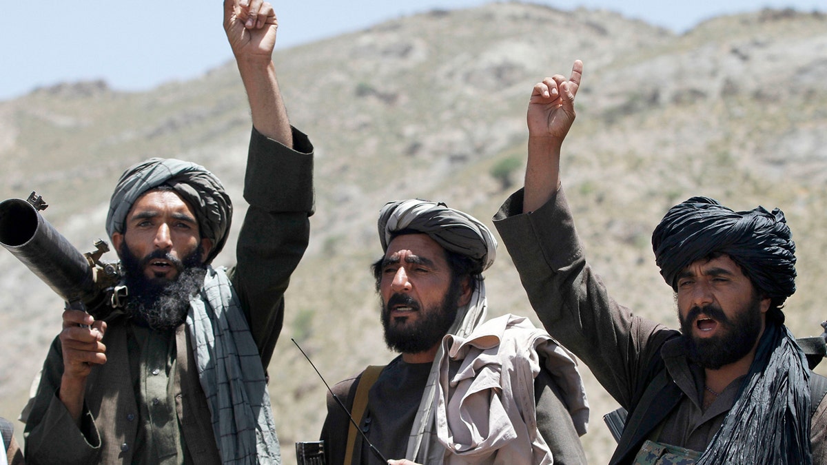 Talibanski borci reagiraju na govor svog višeg vođu u okrugu Shindand u provinciji Herat u Afganistanu