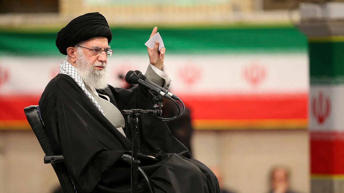 Vrhovni vođa Ayatolah Ali Khamenei govori na sastanku u Teheranu u Iranu, 5. veljače 2020. Khamenei, rekao je u srijedu da plan predsjednika Donalda Trumpa na Bliskom Istoku neće nadmašiti predsjednika.