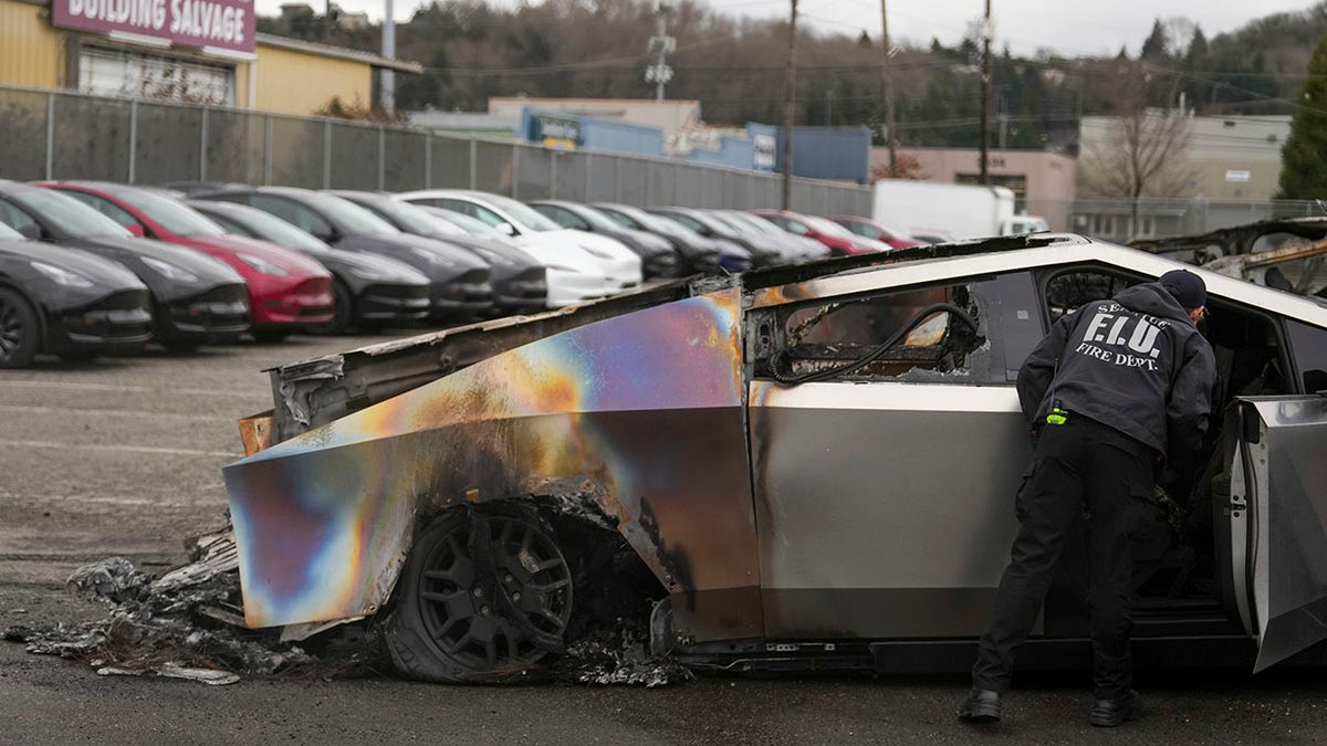 Vatrogasci iz Seattlea pregledavaju spaljenu tesla cybertruck