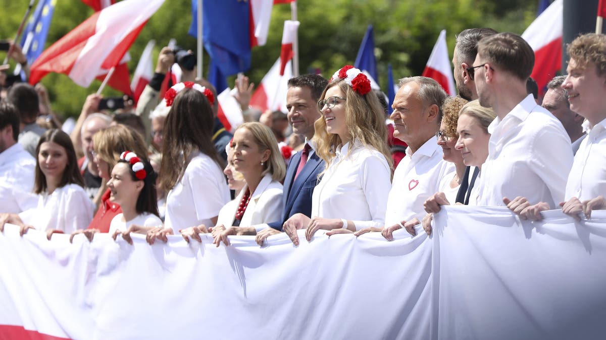 U Varšavi, Poljska, 25. svibnja 2025. godine, Donald Tusk, premijer Poljske, sudjeluje u '' velikom domoljubnom maršu '' organiziranom u znak podrške Rafal Trzaskowski, kandidatu za građansku platformu za predsjednika Poljske. Marš se odvija kroz ulice glavnog grada. Veliki domoljubni marš, organiziran kako bi pokazao podršku kandidatu za građanske platforme Rafal Trzaskowski na predsjedničkim izborima, prolazi ulicama glavnog grada. Poljski premijer Donald Tusk i gostujući predsjednik iz Rumunjske, Nicusor Dan, sudjeluju u maršu. Neki od drugih kandidata također sudjeluju. Rafal Trzaskowski suočava se s Karolom Nawrockijem, podržanim zakonom i pravdom, u drugom krugu izbora 1. lipnja. 