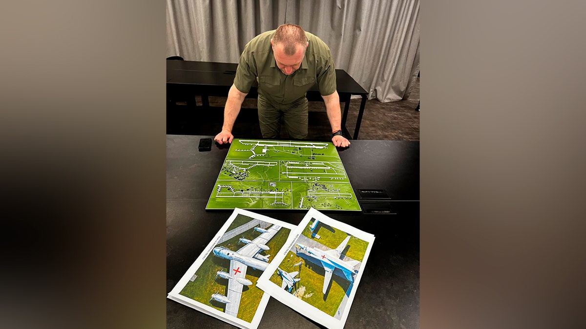 Ukrajinski šef službe za sigurnost Vasil Malyuk proučava fotografiju karte ruskog strateškog zrakoplovstva.