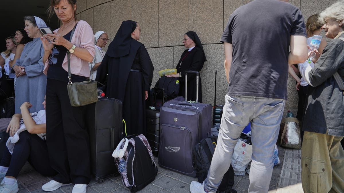 Putnici koji čekaju da napusti aerodrom Tel Aviv