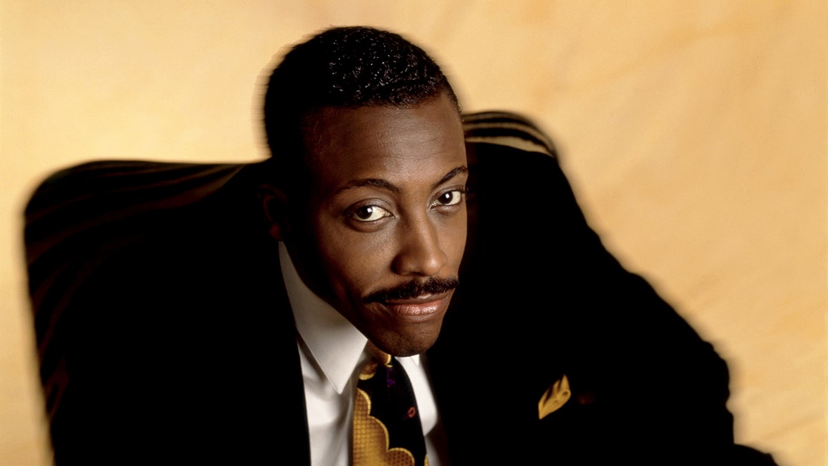 Američki komičar i voditelj talk showa Arsenio Hall pozira za portret koji sjedi u svojoj stolici u Los Angelesu, Kalifornija, oko 1991. godine.