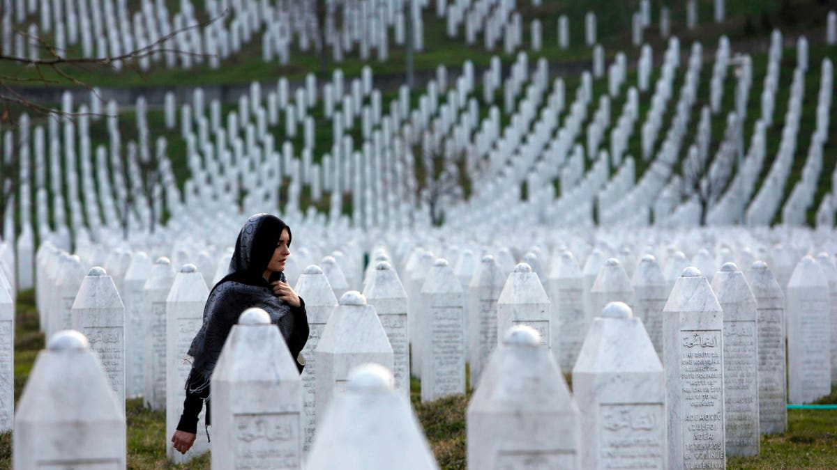 Na ovoj fotografiji snimljenoj u nedjelju, 20. ožujka 2016., bosanska žena hoda među nadgrobnim spotovima u Memorijalni centar Potocari u blizini Srebrenice, Bosne i Hercegovine. Bivši vođa Bosana Srbskog jezika Radovan Karadcić saslušat će svoju presudu u četvrtak, 24. ožujka 2016., a tužitelji suda za ratne zločine UN-a pozvali su na doživotni zatvor zbog 11 točaka ratnih zločina, uključujući genocid koji je optužen za nadzor tijekom rata u Bosni 1992-95. (AP Photo/Amel Empiric)