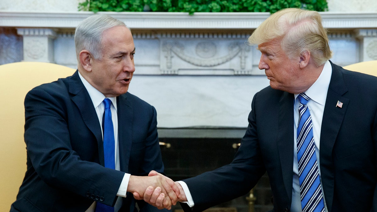 Predsjednik Donald Trump sastaje se s izraelskim premijerom Benjaminom Netanyahuom u Ovalnom uredu Bijele kuće, u ponedjeljak, 5. ožujka 2018., u Washingtonu. (AP Photo/Evan VUCCI)