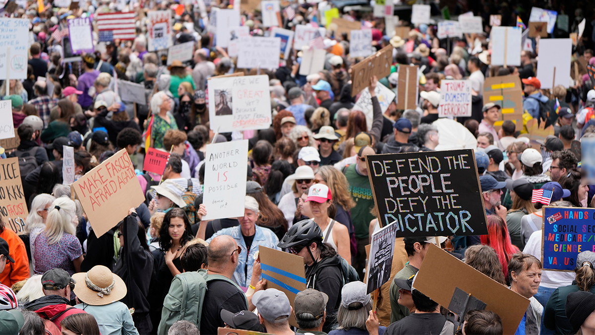 Demonstranti sudjeluju u "Nema kraljeva" Prosvjed, subota, 14. lipnja 2025. u Portlandu, Ore.