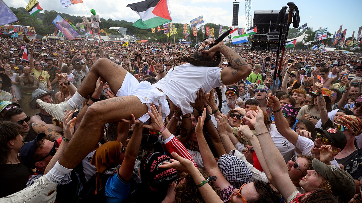 Bobby iz Bob Vylan Crowdsurfs u Glastonburyju