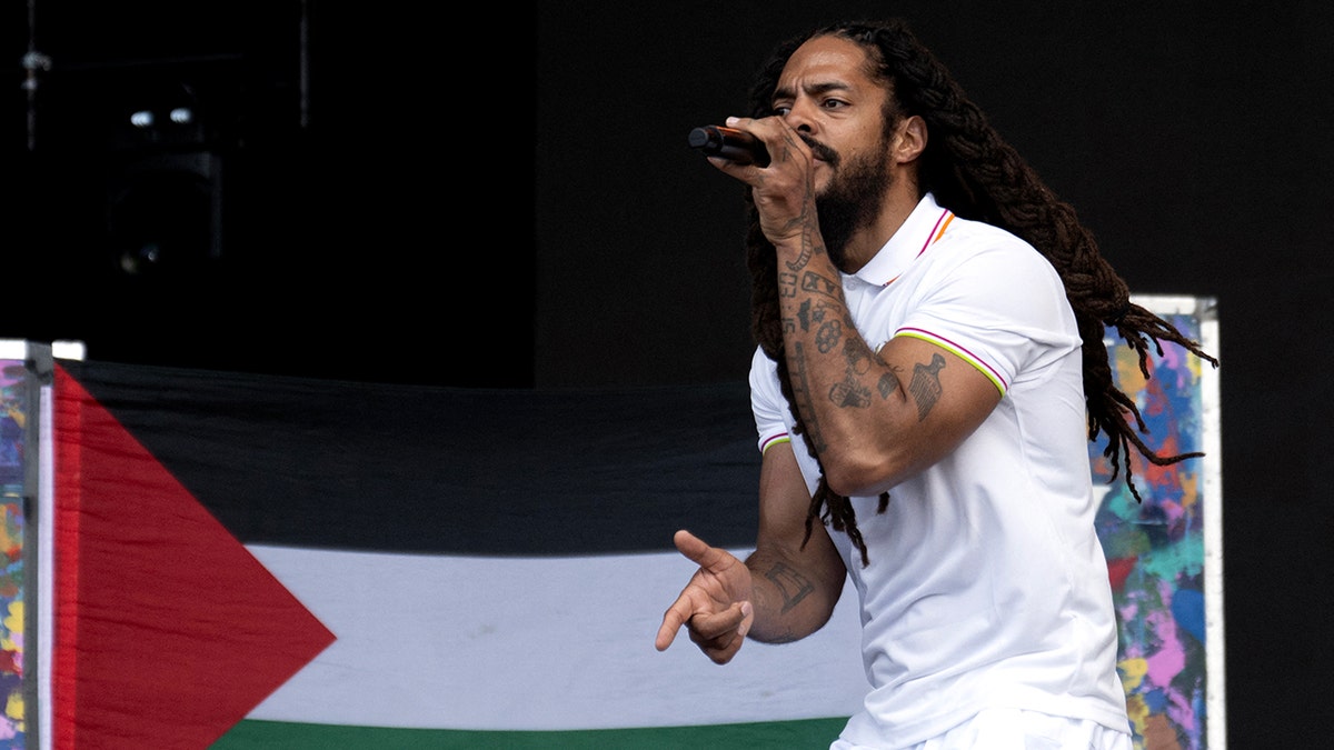 Bobby Vyland nastupa u Glastonburyju