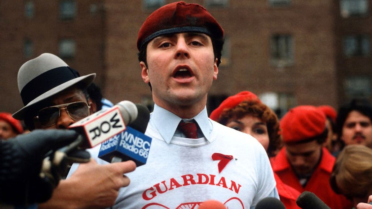 Curtis Sliwa, osnivač i vođa The Guardian Angels, razgovara s medijima 6. siječnja 1982. u Newarku, New Jersey