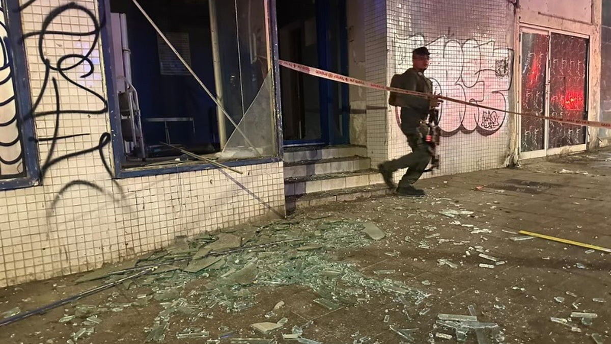 Razbijeno staklo na ulici nakon napada drona