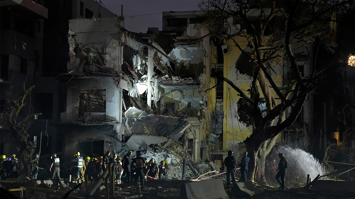 Spasilački tim radi na mjestu gdje je raketna raketa pokrenuta iz Irana pogodila Tel Aviv