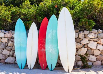 Maloljetni Česi spašeni u Velebitskom kanalu – Otplovili na daskama za jedrenje i odnijela ih bura!