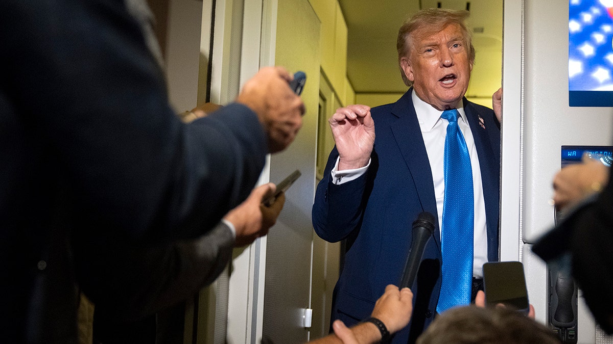 Donald Trump u plavoj kravate govoreći novinarima na zrakoplovstvu One