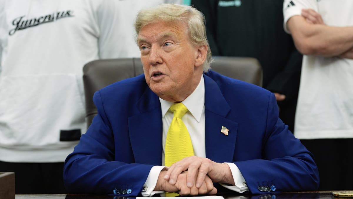Predsjednik Donald Trump sastaje se s članovima nogometnog kluba Juventus u Ovalnom uredu Bijele kuće, srijeda, 18. lipnja 2025., u Washingtonu. (AP Photo/Alex Brandon)